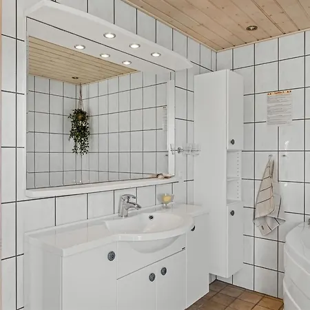 Loryleimis - 300m From The Sea By Interhome Nyaraló *
